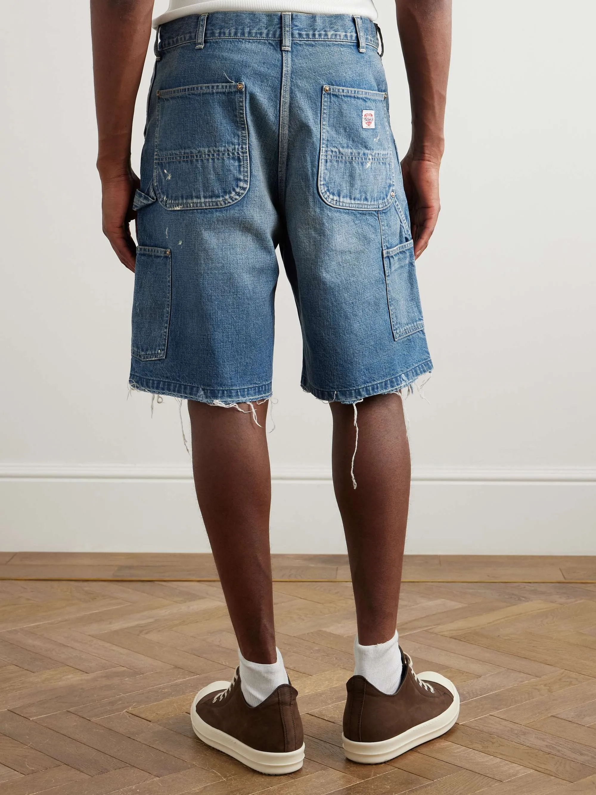 SAINT Mxxxxxx DOUBLE KNEE SHORTS/BLU Knee patches splashed with ink and water-splashed denim shorts. Denim blue S-XL. Custom-woven and dyed denim fabric with clear texture. Heavy-wash water-fading treatment to create local mottled fading/hole effects. Artificial distressing to simulate natural wearing marks. VINTAGE sense. Original consistent damage treatment. Hand-splashed ink and paint. Original consistent wash mark/pocket mark. Double knee patch. Rivet reinforcement. Improve functionality while enhancing design